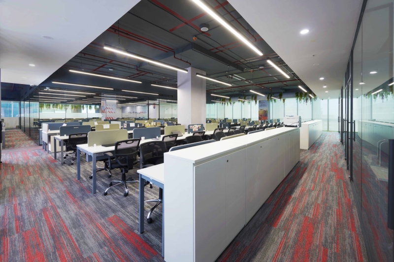 Linear Desking with Medium height storage