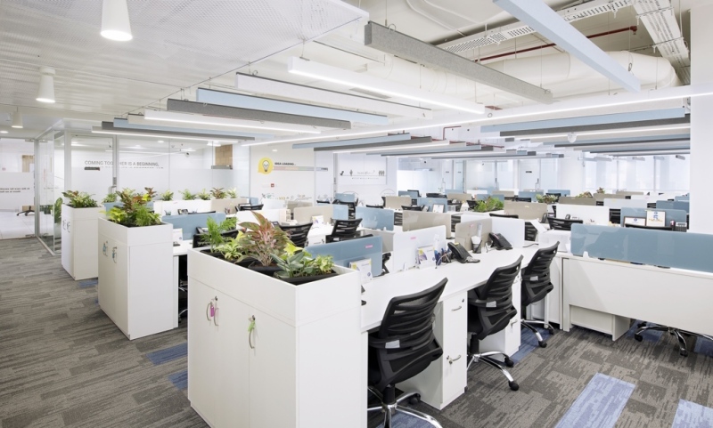 Medium Height Storage With Linear Workstation Desking